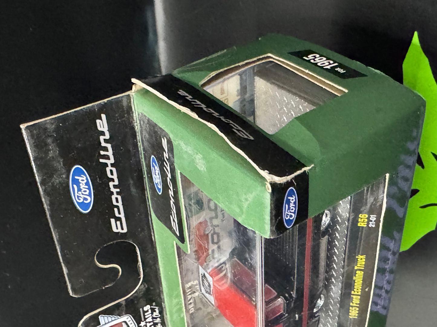 M2 Machines Chase 1965 Ford Econoline Truck R56 21-01