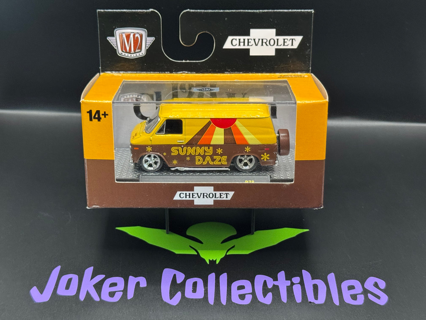 M2 Machines Sunny Daze 1971 Chevrolet Van G10 R78 24-33