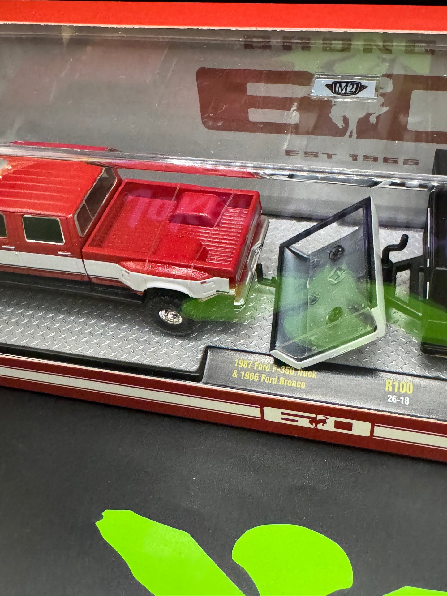 M2 Machines Auto-Haulers 1987 Ford F-350 Truck & 1966 Ford Bronco R100 26-18