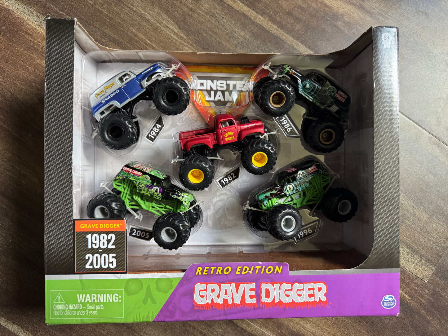 Spin Master Monster Jam 5 Pack Grave Digger Retro Edition with Passenger Doors 1982-2005