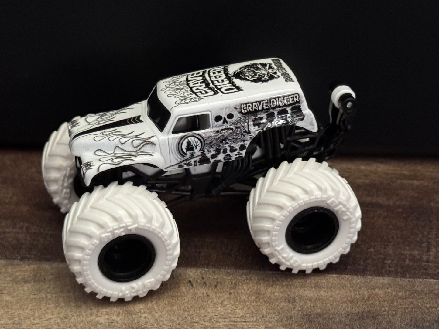 Spin Master Monster Jam 2021 Series 20 Grave Digger Max Contrast New Blister Pull