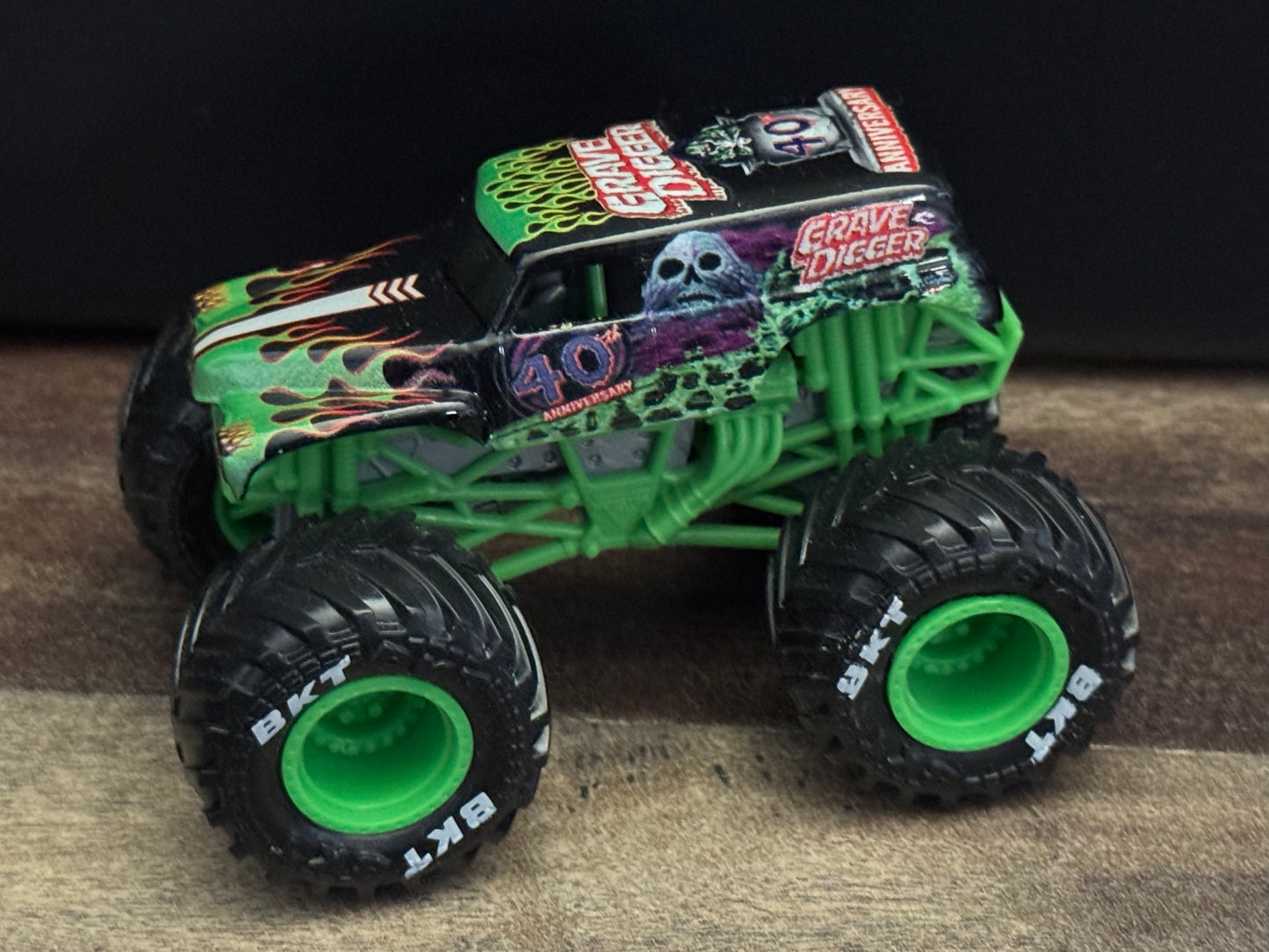 Spin Master Monster Jam 2022 Series 27 Grave Digger 40th Anniversary Legacy Trucks New Blister Pull