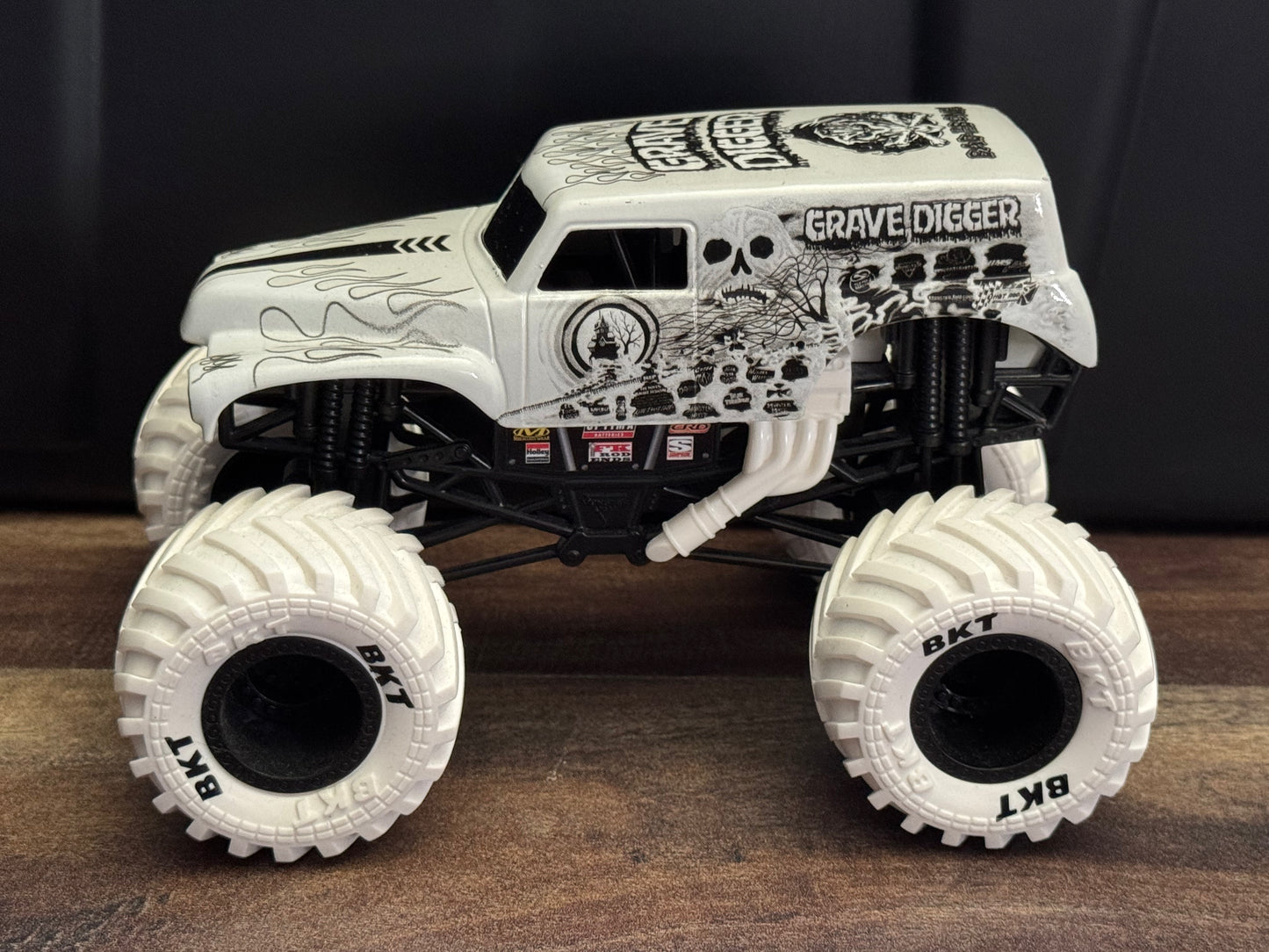 Spin Master Monster Jam 2022 1:24 Scale Grave Digger Max Contrast New Blister Pull