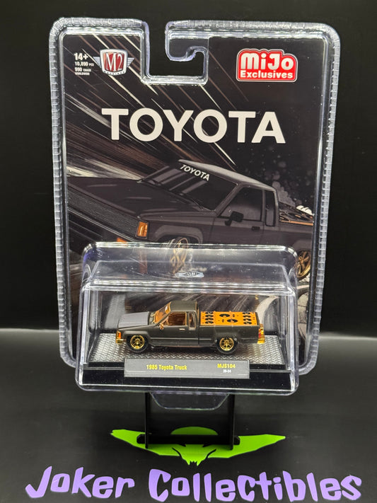 M2 Machines Chase 1985 Toyota Pickup Truck Slammed Matte Grey Carbon Hood MJS104 26-24