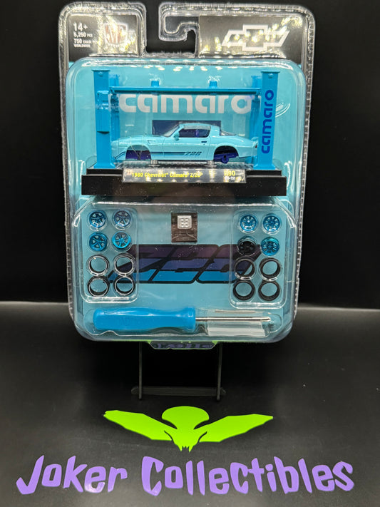 M2 Machines Model-Kit Auto Lift Chase 1980 Chevrolet Camaro Z/28 R90 26-22