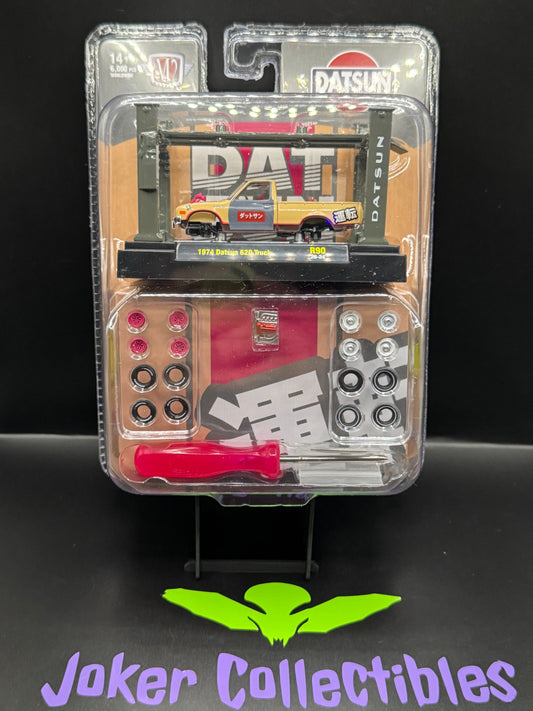 M2 Machines Model-Kit Auto Lift 1974 Datsun 620 Truck R90 26-24