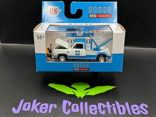 M2 Machines Auto-Thentics 1972 Dodge D-300 Tow Truck R111 26-36