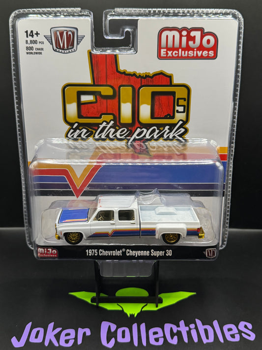 M2 Machines Chase 1975 Chevrolet Cheyenne Super 30 Dually C10s In The Park White MJS08