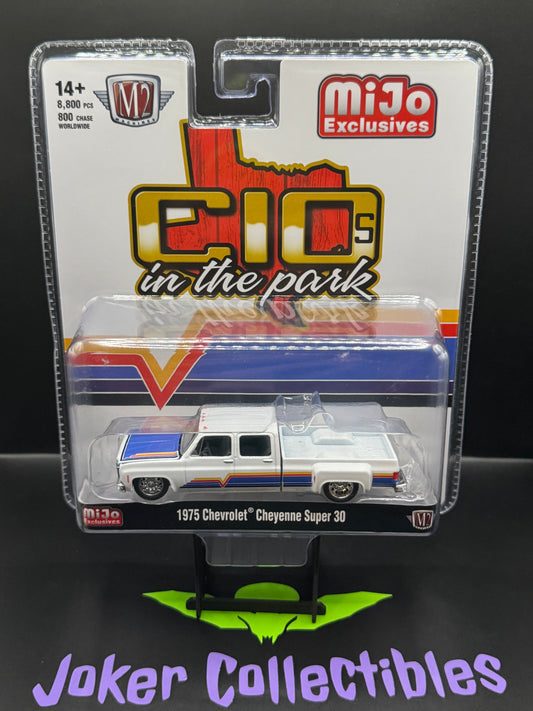 M2 Machines 1975 Chevrolet Cheyenne Super 30 Dually C10s In The Park White MJS08