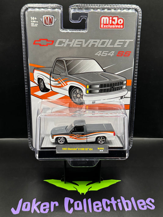 M2 Machines 1992 Chevrolet C1500 SS 454 Two-Tone White with Grey MJS92 25-36