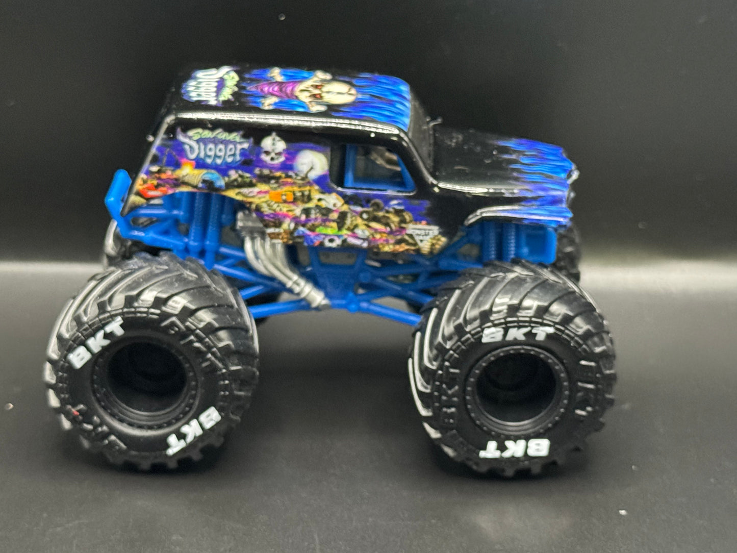 Spin Master Monster Jam Son UVA Digger Heavy Metal Chase Series 22 - Loose Blister Pull