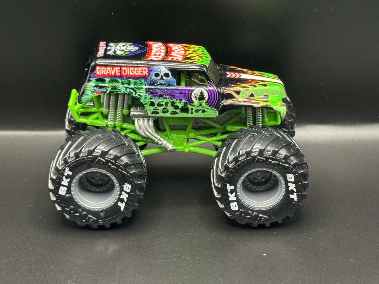 Spin Master Monster Jam Grave Digger Heavy Metal Chase Series 24 - Blister Pull