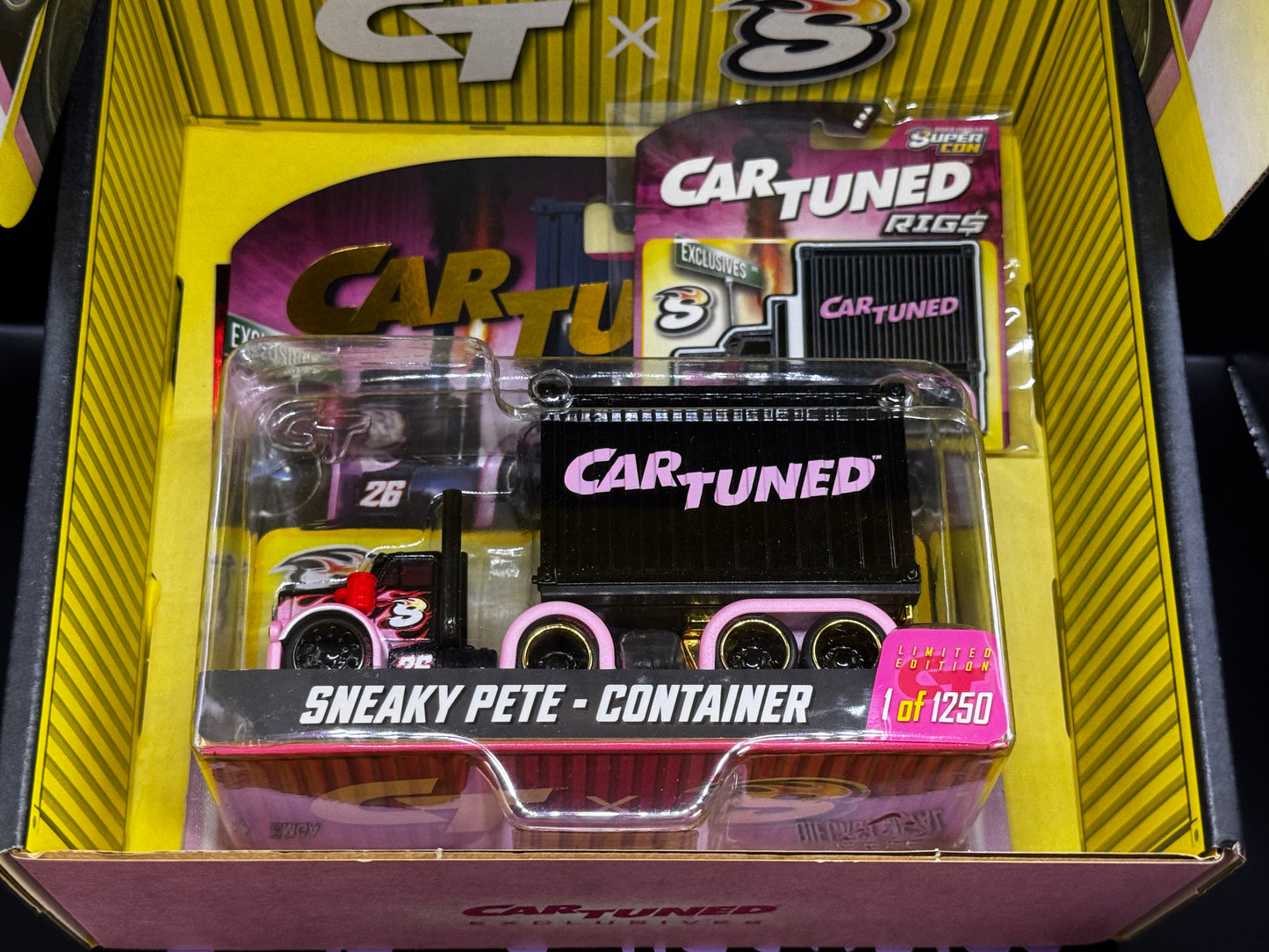 CarTuned Rigs 2026 Diecast SuperCon Sneaky Pete - Container Black & Pink Car Tuned