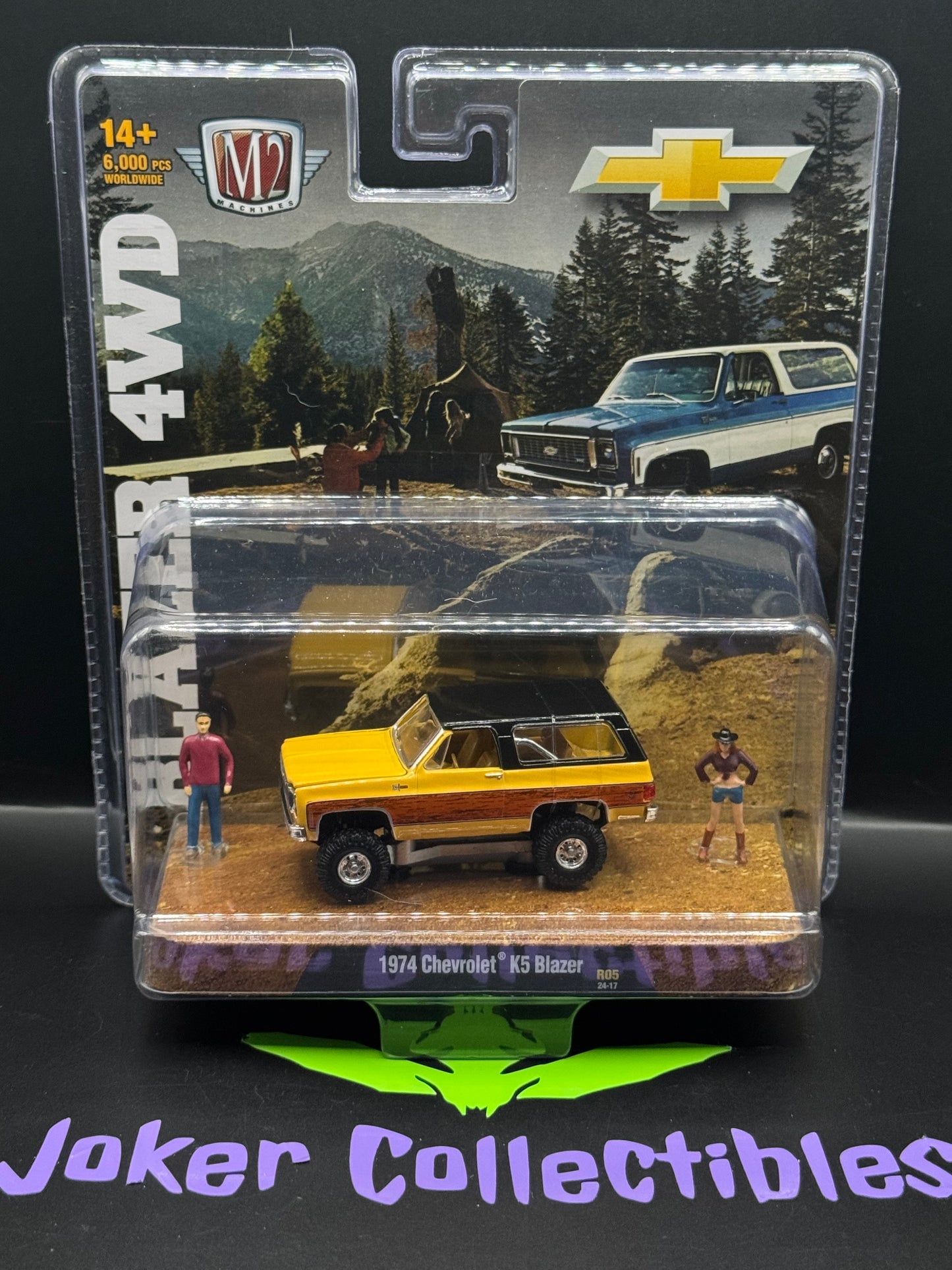 M2 Machines Diorama Orange Blazer 4WD 1974 Chevrolet K5 Blazer R05 24-17