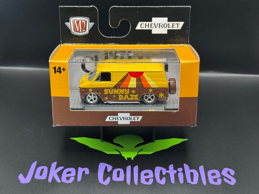 M2 Machines Detroit Muscle Sunny Daze 1971 Chevrolet Van G10 R78 24-33