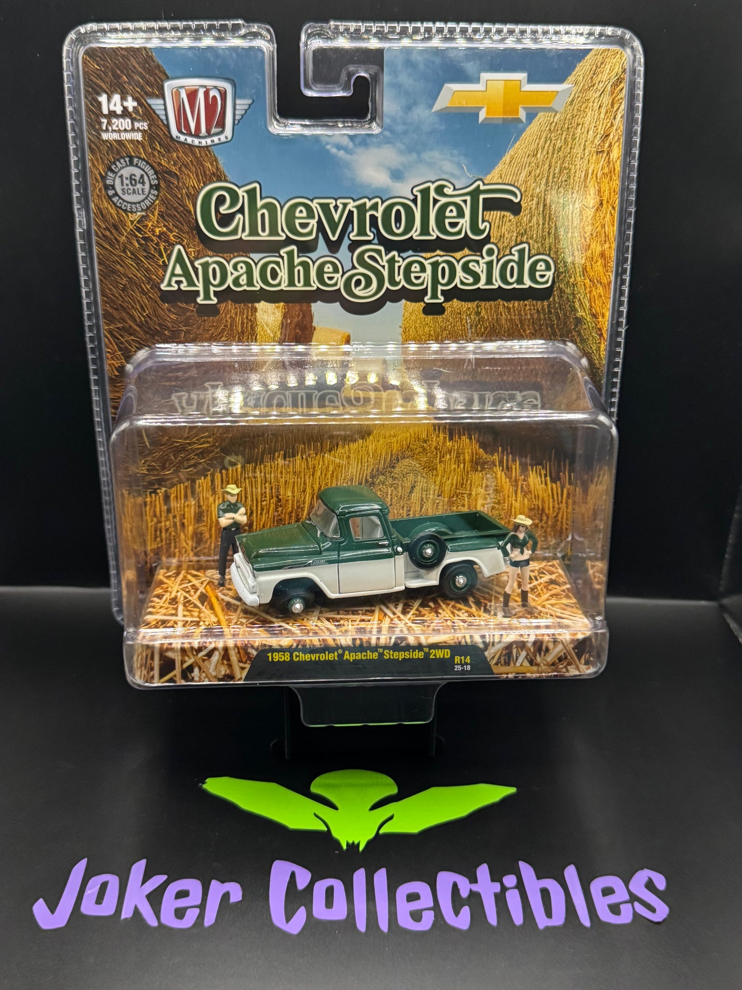 M2 Machines Diorama Green & White 1958 Chevrolet Apache Stepside 2WD R14 25-18
