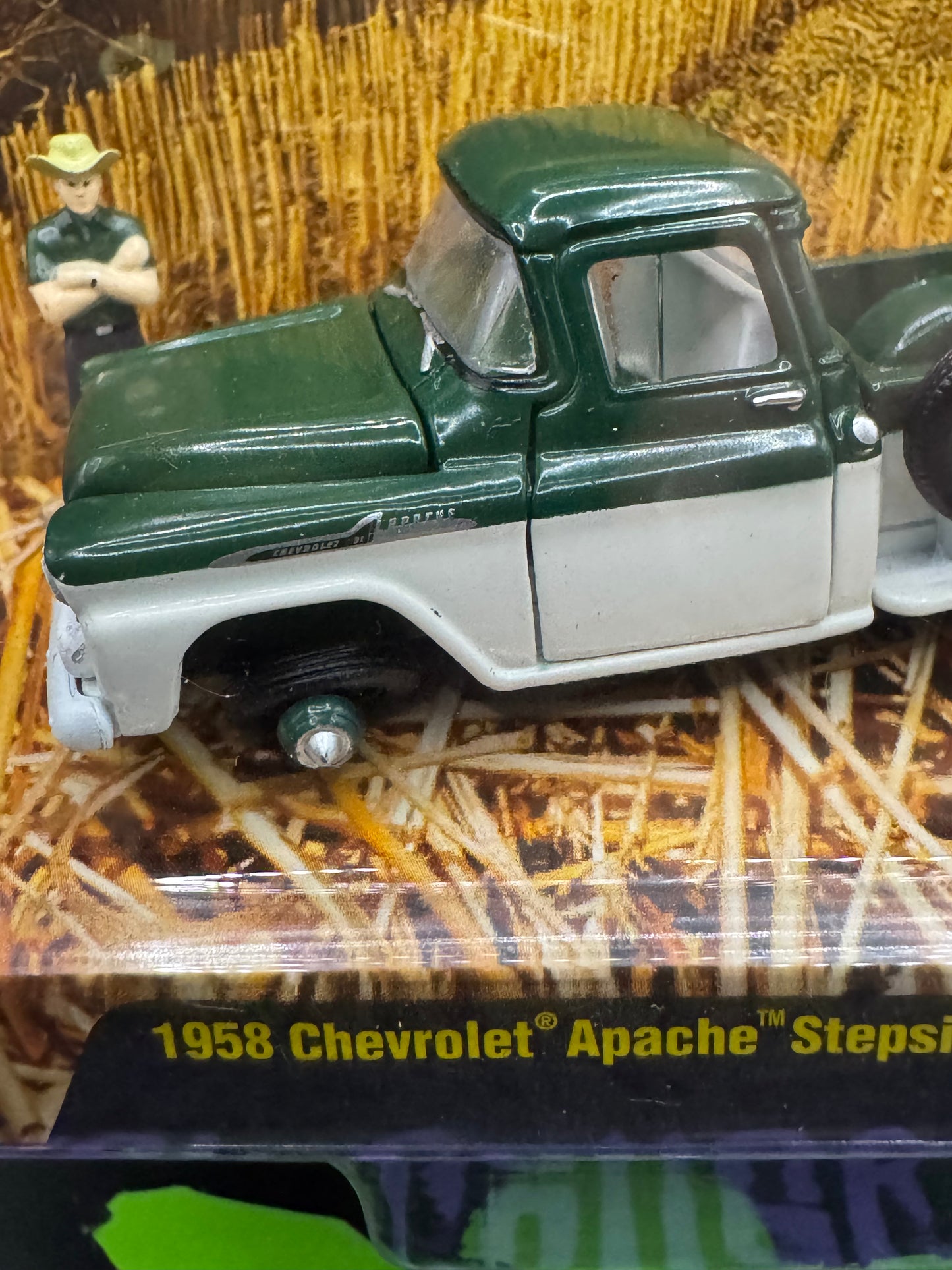 M2 Machines Diorama Green & White 1958 Chevrolet Apache Stepside 2WD R14 25-18