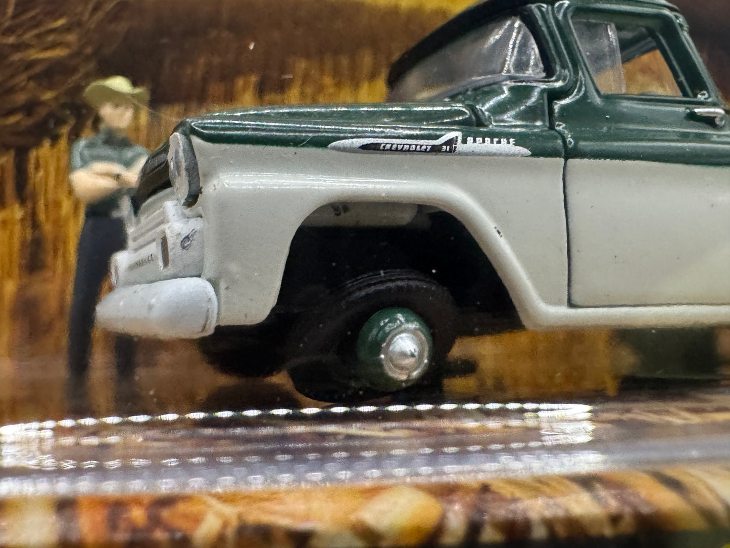 M2 Machines Diorama Green & White 1958 Chevrolet Apache Stepside 2WD R14 25-18