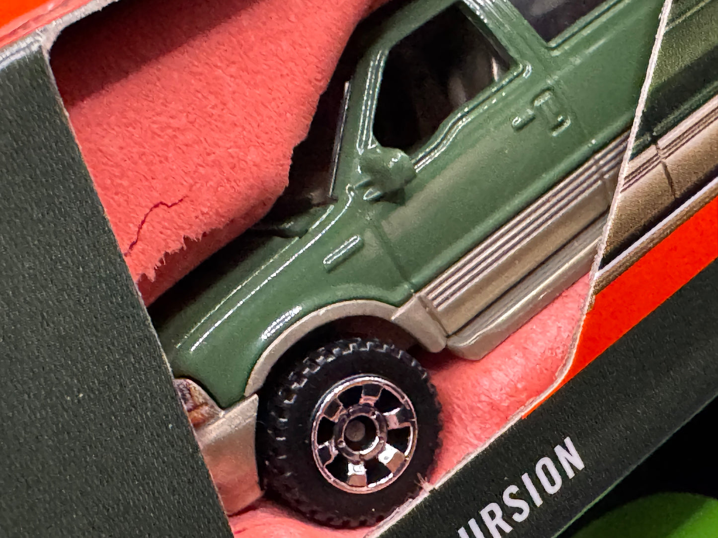 Matchbox 2026 Moving Parts Green 2004 Ford Excursion
