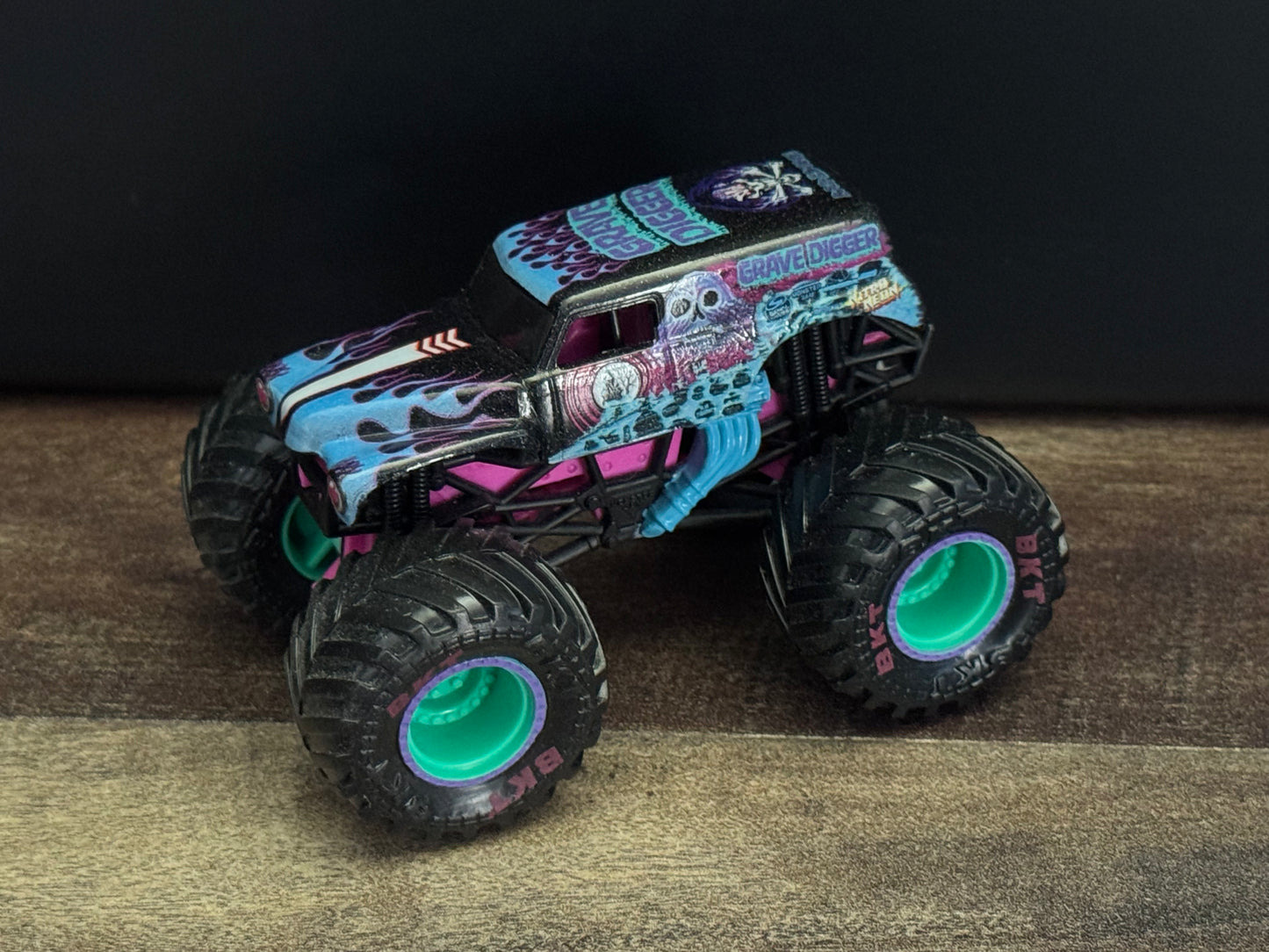 Spin Master Monster Jam 2023 Nitro Neon Series 1 Grave Digger New Blister Pull