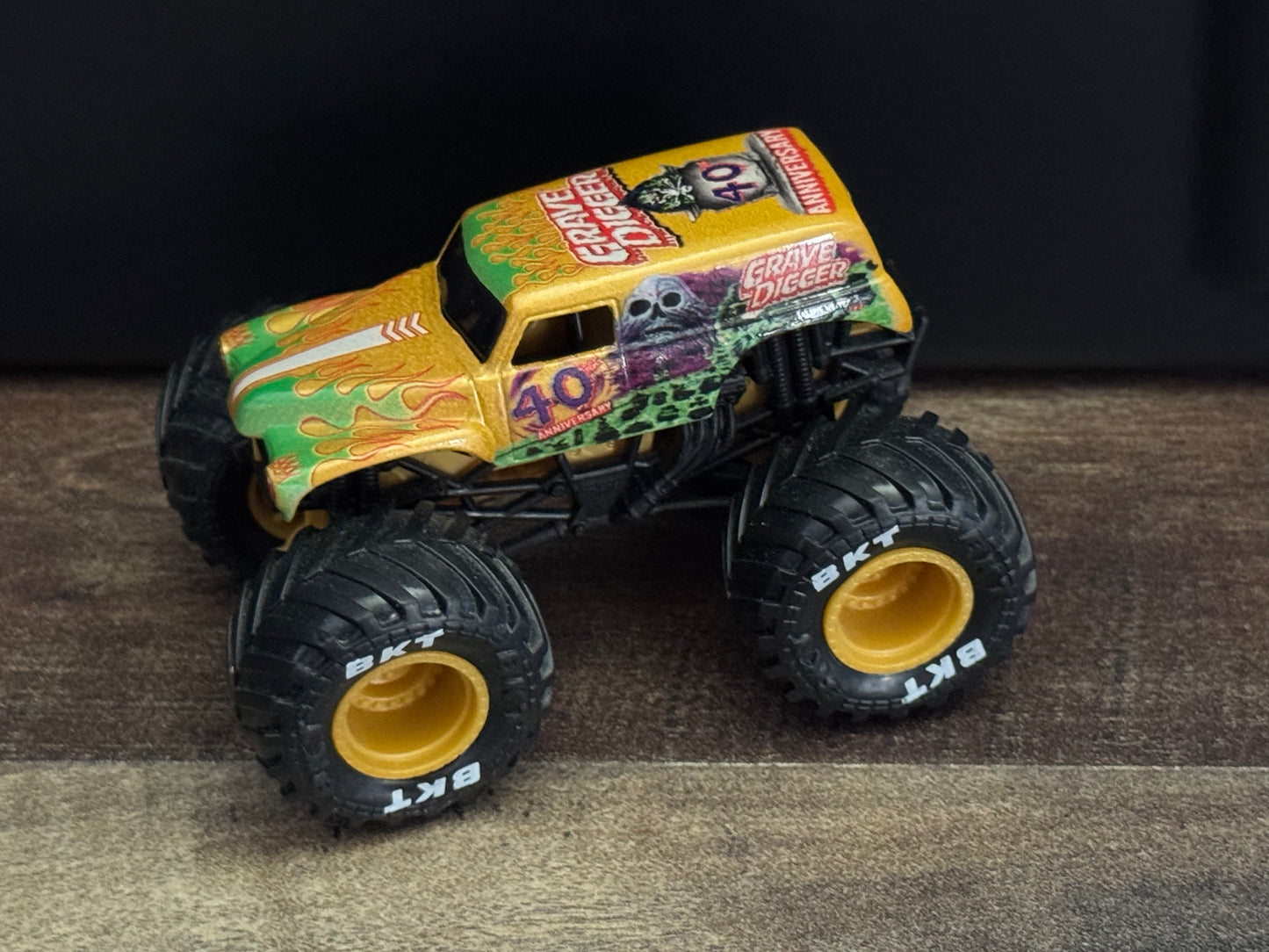Spin Master Monster Jam 2022 Garage Playset 40th Anniversary Gold Grave Digger New Blister Pull