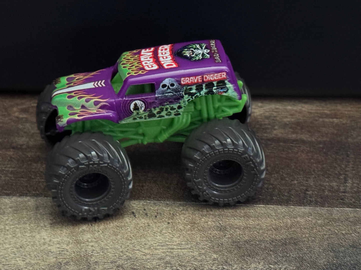 Spin Master Monster Jam 2020 1:70 Scale Purple Grave Digger New Blister Pull