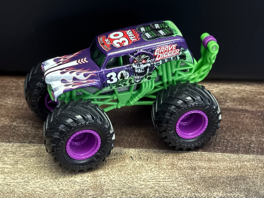 Spin Master Monster Jam 2021 Series 16 Grave Digger 30th Anniversary Arena Favorites New Blister Pull
