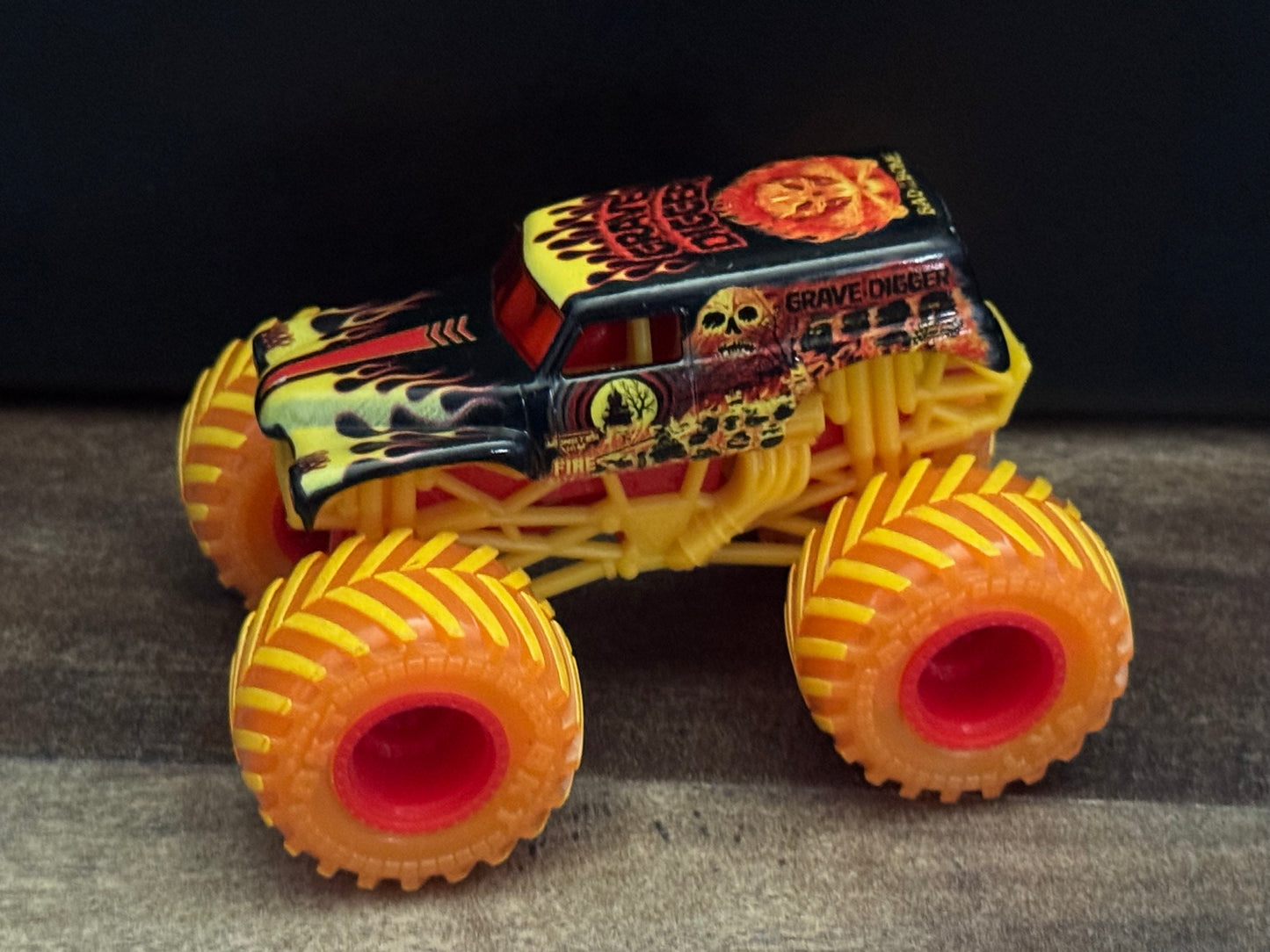 Spin Master Monster Jam 2019 Fire & Ice Series 1 Grave Digger Fire New Blister Pull