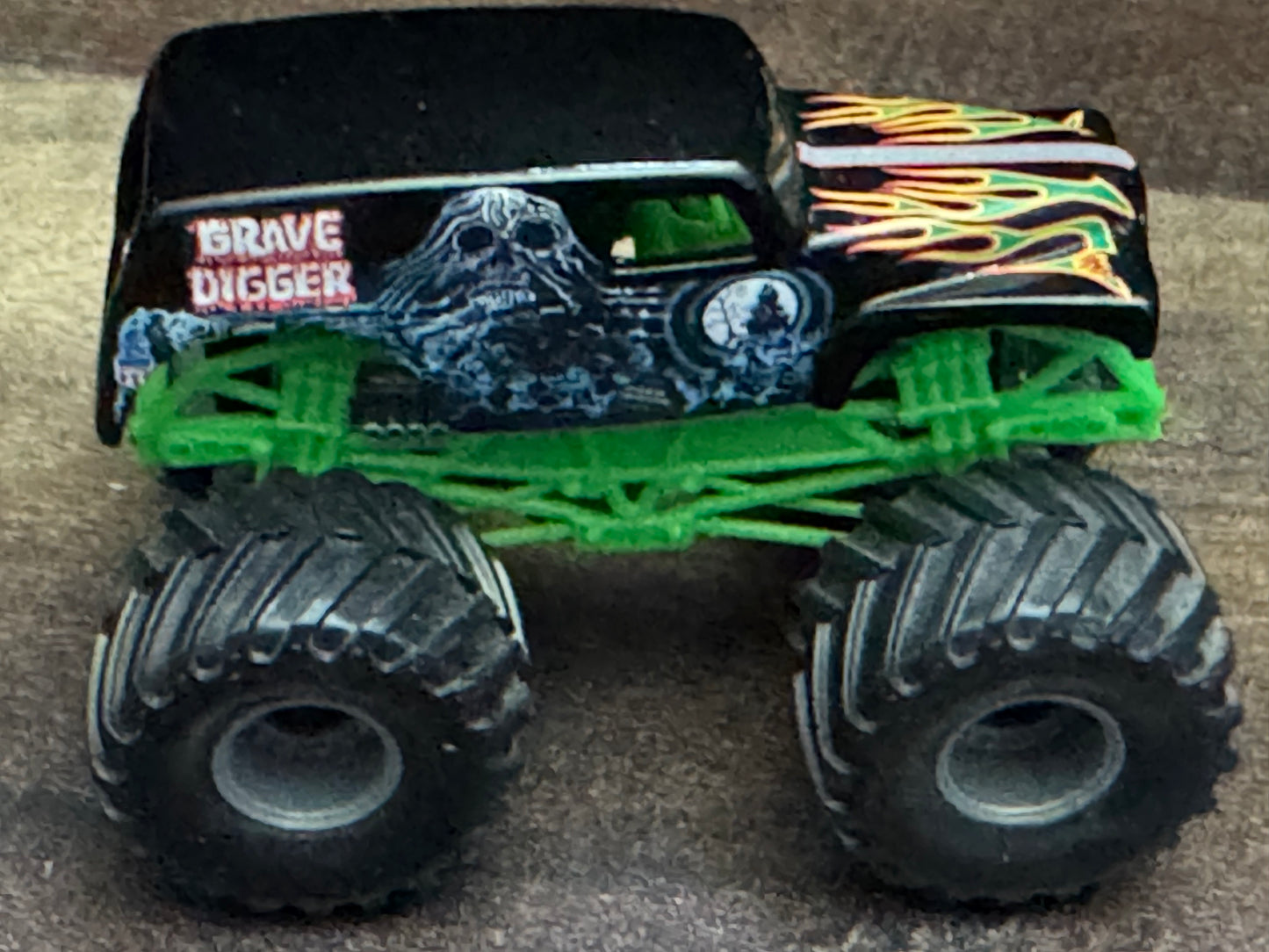 Hot Wheels Monster Jam Small Hub Grave Digger