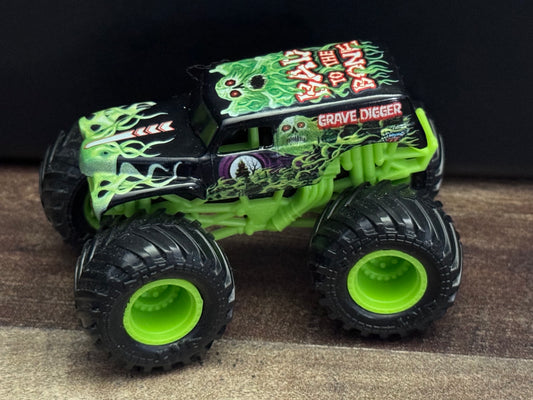 Spin Master Monster Jam 2023 Series 29 Green Ghost Grave Digger Arena Favorites New Blister Pull