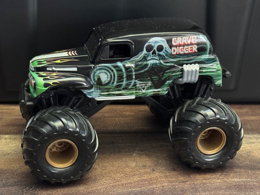 Spin Master Monster Jam 2023 1:24 Scale Grave Digger Grandma New Blister Pull