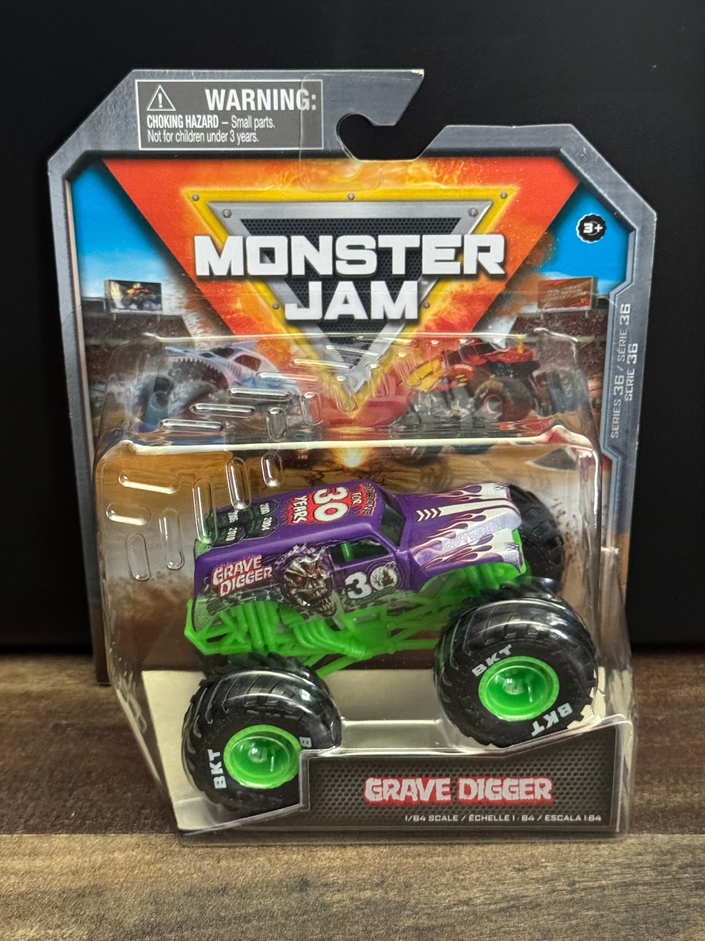 Spin Master Monster Jam 2024 Series 36 Grave Digger 30th Anniversary